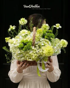 Say đắm giỏ hoa cẩm tú cầu xinh tươi tone xanh bơ mix cúc xanh độc đáo. Quà tặng sinh nhật hoàn hảo, giao tận nơi HCM từ Vườn Hoa Tươi. Khám phá ngay!