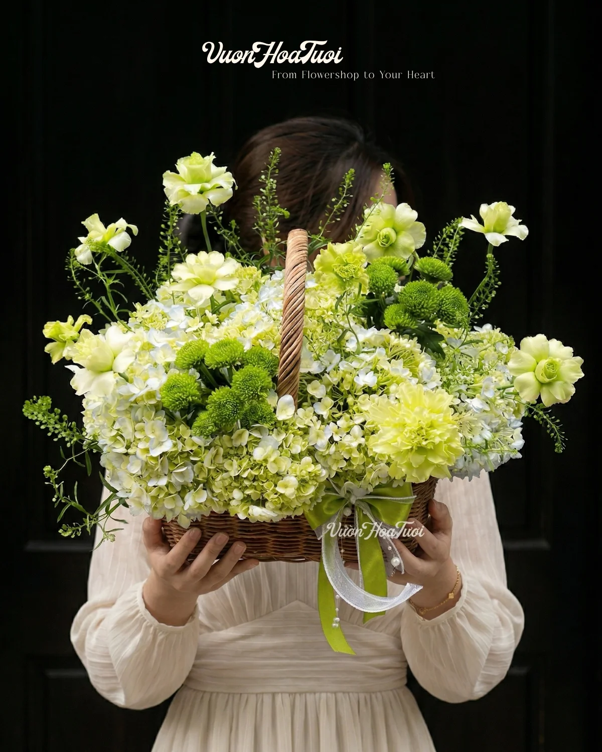 Say đắm giỏ hoa cẩm tú cầu xinh tươi tone xanh bơ mix cúc xanh độc đáo. Quà tặng sinh nhật hoàn hảo, giao tận nơi HCM từ Vườn Hoa Tươi. Khám phá ngay!