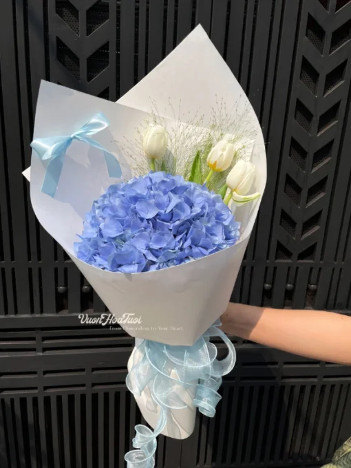 Tuyệt đẹp với Bó hoa cẩm tú cầu phối tulip Hydra Blue and Tulip White tinh khôi. Quà tặng sinh nhật, kỷ niệm hoàn hảo từ Vườn Hoa Tươi HCM. Đặt giao ngay!