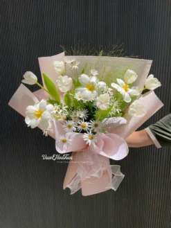 Tinh khôi Bó hoa tươi Pure White Daisy Tulip từ tulip và daisy trắng, món quà hẹn hò bạn gái hoàn hảo. Vườn Hoa Tươi giao tận nơi HCM. Xem ngay!