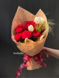 Ngọt ngào say đắm bó hoa tươi hồng đỏ phối hoa tulip trắng và cỏ suối tinh tế tặng người yêu. Giao hỏa tốc HCM bởi Vườn Hoa Tươi. Khám phá ngay!