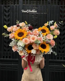 giỏ hoa tươi Sunny Shimmer được thiết kế từ Vườn Hoa Tươi