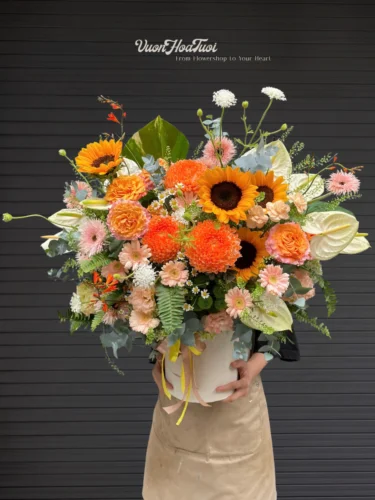 Bùng nổ cảm xúc với Lẵng hoa tươi Nature Evil nổi bật cùng cúc mẫu đơn cam. Quà tặng sinh nhật, khai trương bứt phá tại HCM từ Vườn Hoa Tươi. Mua ngay!