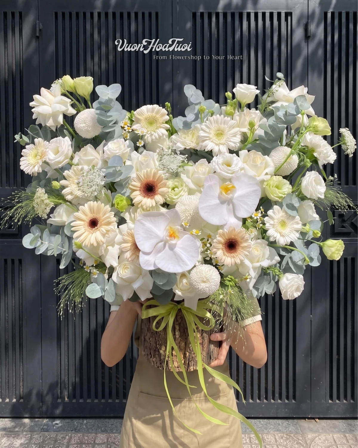 Lẵng Hoa White Moment Love 2
