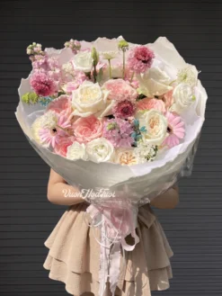 Ngọt ngào Bó Hoa Hồng Ohara White and Pink Viency mix phi yến và scabiosa tặng sinh nhật đầy tinh tế. Vườn Hoa Tươi cam kết hoa tươi trên 3 ngày, giao nhanh TP.HCM. Đặt ngay!
