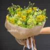 Rạng rỡ Bó Hoa Tú Cầu Dã Quỳ với sắc xanh bơ thanh mát, món quà tinh tế cho ngày gặp mặt đầu tiên hay kỷ yếu, dịch vụ Vườn Hoa Tươi giao tận nơi nhanh chóng.