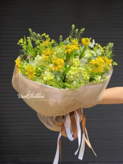 Rạng rỡ Bó Hoa Tú Cầu Dã Quỳ với sắc xanh bơ thanh mát, món quà tinh tế cho ngày gặp mặt đầu tiên hay kỷ yếu, dịch vụ Vườn Hoa Tươi giao tận nơi nhanh chóng.