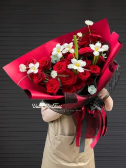 Đắm say cùng bó hoa tulip Dolce Vita phối hồng đỏ rực rỡ cho ngày hẹn hò thêm nồng cháy. Hoa tươi thiết kế độc quyền từ Vườn Hoa Tươi, giao nhanh TP.HCM. Đặt ngay!